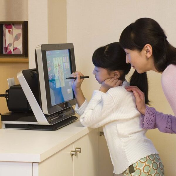 ASCII.jp：日本HP、指1本で操作できるリビングパソコン「HP TouchSmart