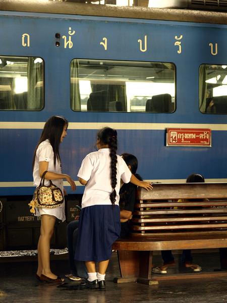 タイ国鉄のプラットホームは地上高