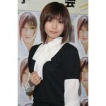 “中野腐女子シスターズ”の京本有加、写真集でカメレオンとツーショット!