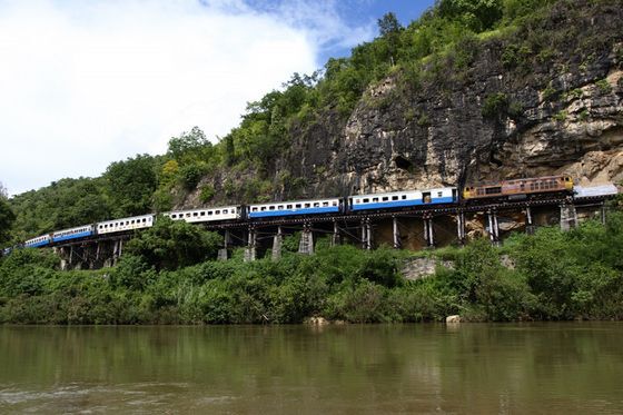 タイ最大級の絶景をバックに鉄道が走る