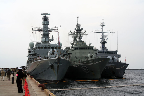 英海軍「モンマス」、豪海軍「パース」、仏海軍「ヴァンデミエール」