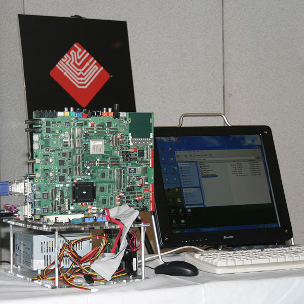 「XCode 3000」のリファレンスボード（左）。マザーボードの上にほぼ同サイズのリファレンスPCIカードが差さっている