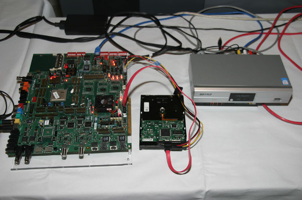 左が「XC3290」のリファレンスボード。黒いファンの下にXC3290がある。CPUを搭載しており、ボード単体で動作できる