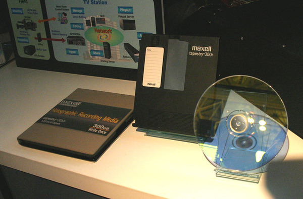日立マクセル(株)のブースでは、ホログラムディスクを参考出品。容量は300GBとのこと