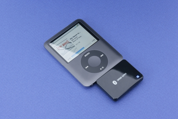 第3世代iPod nanoに接続したところ。iPodの方が大きいが、ちょうどよくホールドスイッチが露出する