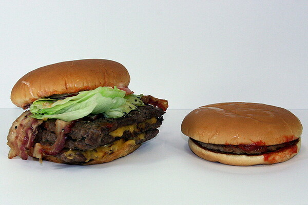 左がスーパーメガウェンディーズ、右がマクドナルドのハンバーガー