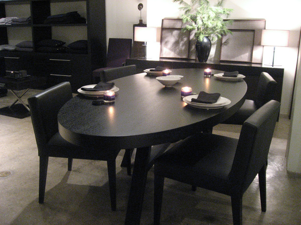 OVALE dining table by Catherine Memmi