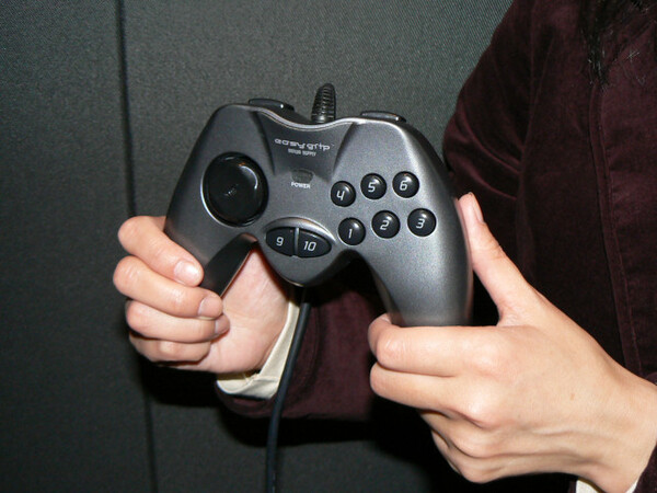 故宮VRの操作にはPC用USBゲームコントローラーが使われている