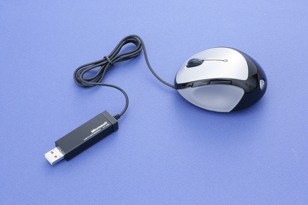充電はマウス本体とUSBレシーバを専用ケーブルで接続する。充電したままの状態でもマウスとして使えるのは嬉しい