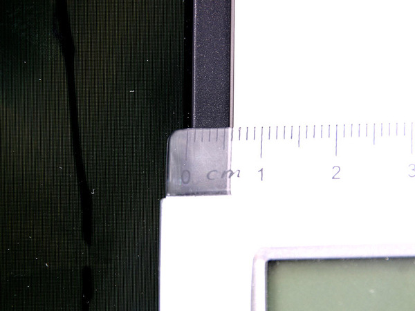 液晶パネルの横のフレームの厚みは約5mm