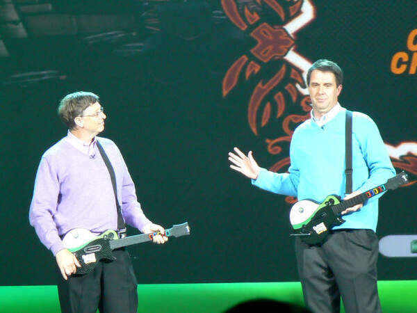 「Guitar Hero III」で対決することになったゲイツ氏とバック氏