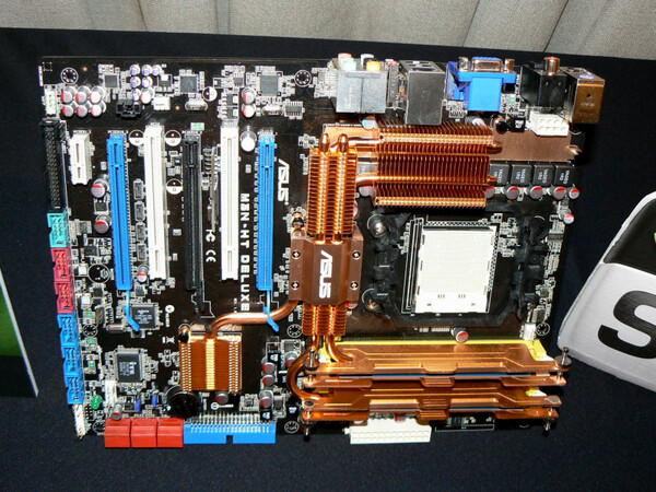 nForce 780a SLIを搭載する「M3N-HT Deluxe」