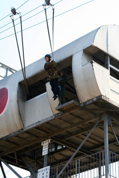 女性参加者跳出