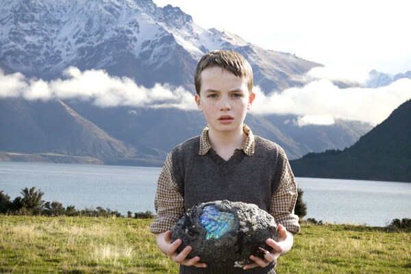 ネス湖で謎の卵を拾った少年。
