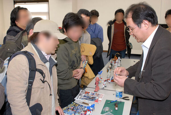 人だかりを横から