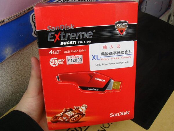 SanDisk製USBフラッシュメモリ「Extreme DUCATI EDITION」(型番:SDCZX-004G-JD1)