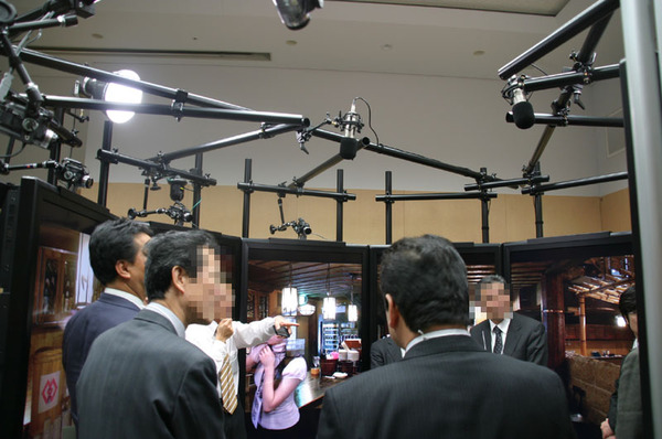 「未来の電話」として展示されていた「t-Room」。取り囲むように置かれたディスプレーと、その上に設置されたカメラにより、テレビ会議ができる。デモでは3つの拠点の映像をリアルタイムで合成し、あたかも全員が同じ場所にいるかのように会話することができる