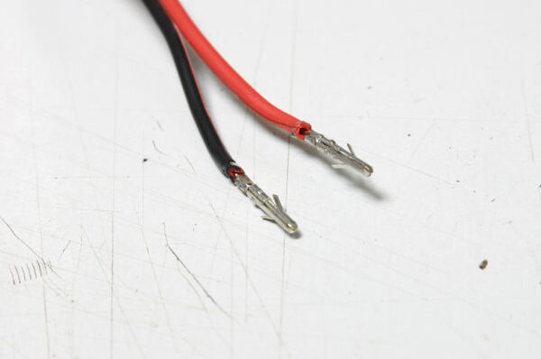 電線へ凸状の金属端子を取り付ける