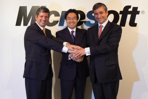 左からマイクロソフト株式会社 代表執行役 社長 ダレン・ヒューストン氏、樋口氏、マイクロソフト インターナショナル担当プレジデントの ジャンフィリップ・クルトワ氏 