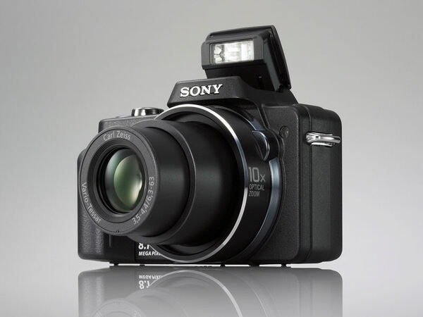 いかにもカメラ然としたデザインのDSC-H10
