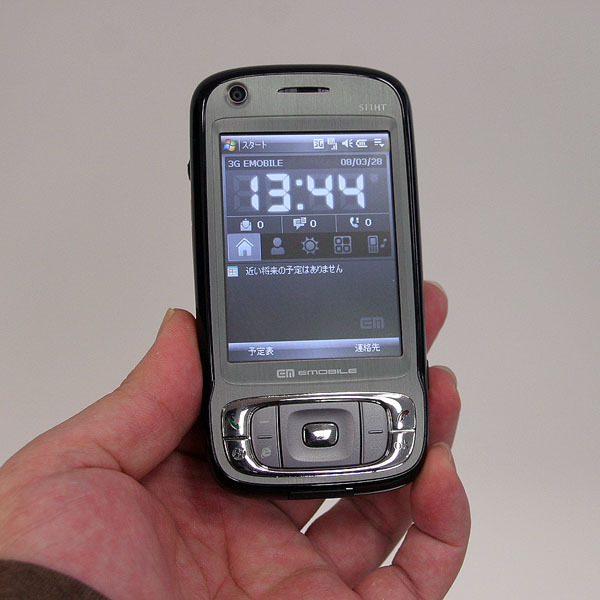 「S11HT」を手に持ったところ。普通の携帯電話機よりは一回り大きい。ディスプレーはタッチパネルなので指で操作可能