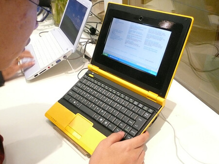 「Tinkno」というブランド名の黄色いNetBook