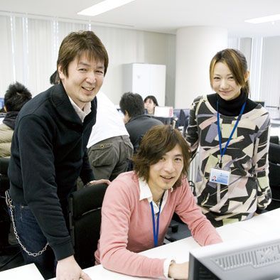 左からソリューション営業部マネージャー・本田博さん、技術開発部・太田幸治さん、コンテンツ制作部・手塚美樹さん。