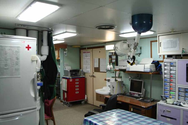 医務室。原田一等海尉によると第49次南極観測時に大きな手術はなかったとのこと