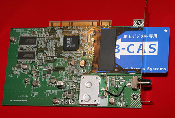 ViXSのチップが目立つ「DT-H50/PCI」。B-CASカードスロットも含め、すべてのパーツが1枚のPCIカード上に収まっている 