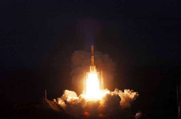 高速インターネット衛星「きずな」を搭載して打ち上げられたH-IIAロケット14号機（JAXAサイトより転載）
