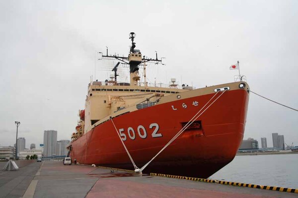 「しらせ」艦首方向より撮影。艦体は南極の氷原でも高い視認性を持つオレンジ色に塗装されている