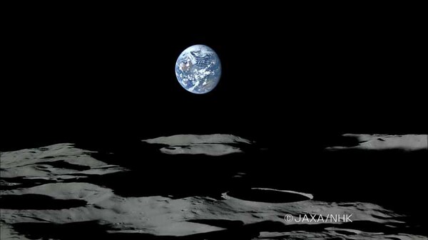 あまりの精細さに、かえって特撮っぽいとの評判もたった「かぐや」による「月面上での地球の出」。宇宙には大気が無いため、遠くの物体でも霞むことがないため、こう見えるわけだ  ※JAXAのサイトより画像転載