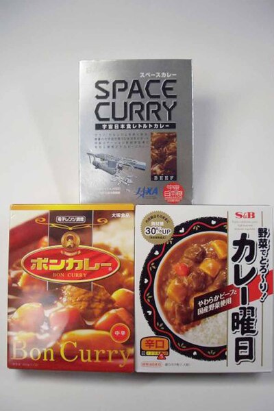 上から「宇宙日本食レトルトカレー」、下が向かって左が「ボンカレー」、右が「カレー曜日」