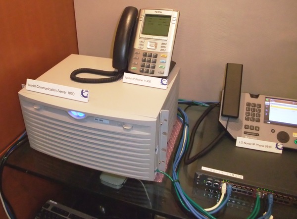 発表会会場で並べられたCS 1000やIP電話機、Secure Router 4134など