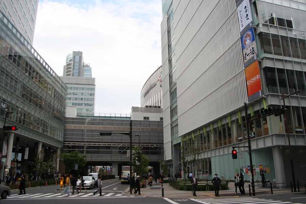 向かって左側が先日オープンしたつくばエクスプレス駅ビルのAKIBA TOLIM、奥がヨドバシカメラマルチメディアAkiba、そして右側が今回オープンしたchomp chomp AKIHABARAだ
