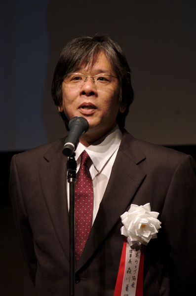 日本ウェブ協会理事長の森川氏。関西DTP協  会の設立など、ユーザの側に立った会の設立に燃えやすい人物。今  回も本業のデザイナーそっちのけで東奔西走している