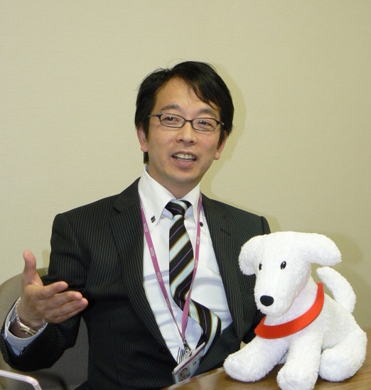 イオン マーケティング部長 兼 CRMプロジェクトチームリーダー 神谷一興さん。机の上のぬいぐるみはイオングループの電子マネー「WAON」のキャラクター「ハッピーワオン」