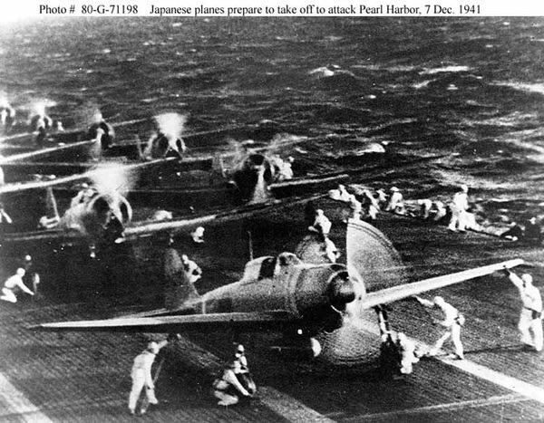 昭和16年12月8日、真珠湾攻撃のために艦上で発進準備中の零戦二十一型 ※写真 米海軍歴史センター