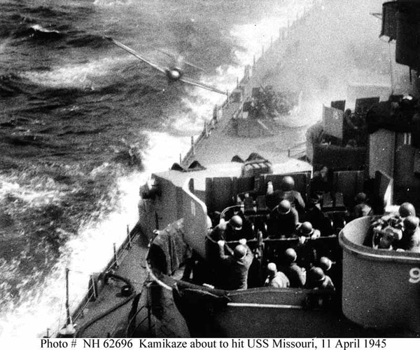 昭和20年（1945年）4月11日、米戦艦ミズーリに突入する神風特別攻撃隊第五建武隊の零戦 ※写真 米海軍歴史センター