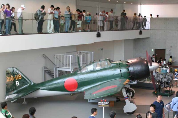呉市海事歴史科学館で展示中の零戦六二型を横から見たところ