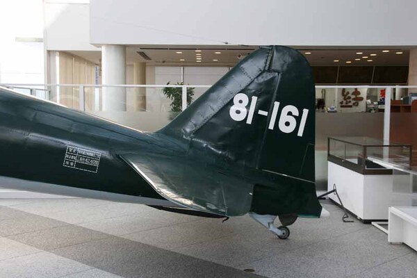 機体後部。尾翼の番号は第381航空隊所属機、という設定になっている。