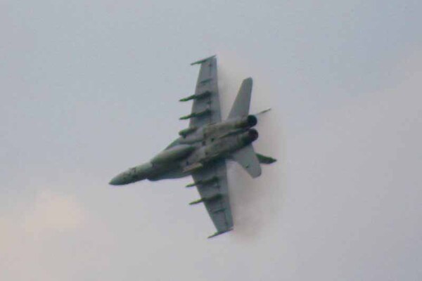 縦旋回で機体上面にヴェイパーを発生させているF/A-18C