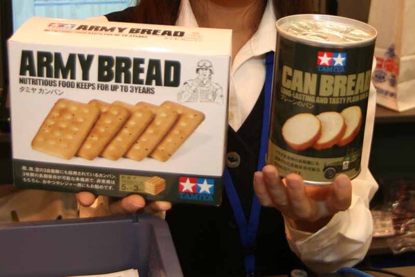 タミヤブースで販売している限定カンパンと缶詰入りパン。ミリメシもブームだ
