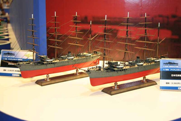 アイアンクラッドシリーズ1/350日本海軍石炭輸送船「日本丸」（左）と「海王丸」（右）。現在の「日本丸」「海王丸」の先代にあたる艦の第二次世界大戦中の姿を再現したものだ。5月発売予定で希望小売価格各3,360円