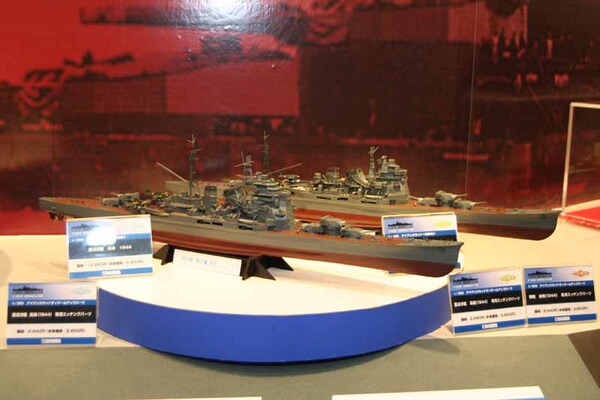 これもアイアンクラッドシリーズ1/350日本海軍巡洋艦「鳥海1944」（手前）と「高雄1944」（奥）だ。対空装備を強化した昭和19年の姿を立体化している。「高雄1944」が5月、「鳥海1944」が6月発売予定。希望小売価格各10,290円