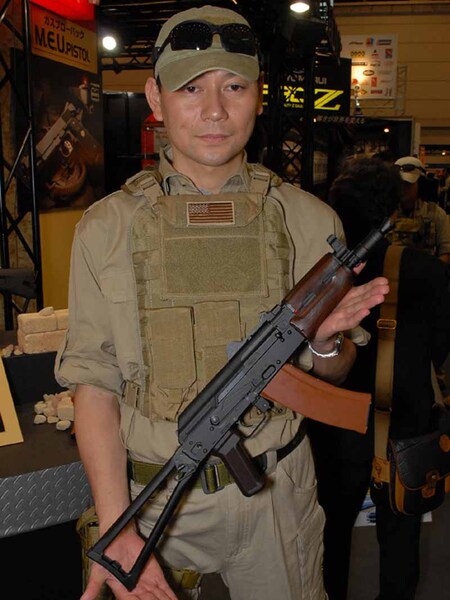 静岡ホビーショーの目玉商品の1つ「AKS74U」。この「AKS74U」は先に発売されている「AK74MN」と同様に、実銃に近いリコイル（反動）を生み出すのが特徴の次世代電動ガンシリーズの最新モデルとなっている