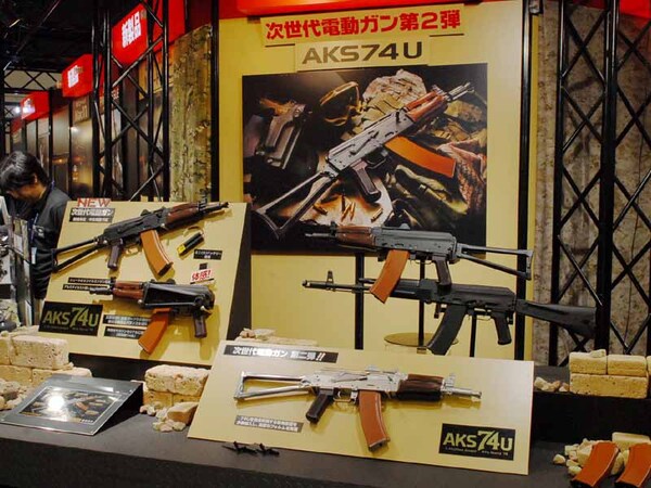 AKS74Uは、ロシアの軍用突撃銃AK74シリーズの派生系で、銃床（ストック）を折りたためるAKS74の銃身を短くしたカービン銃。各国の民兵が装備していることが多く、ニュース番組などで目にする機会も多い銃だ