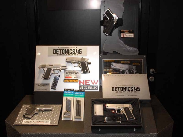 昨年10月に発売されたマットブラックのブラスト仕上げモデルが発売された「DETONICS.45」。今回は、近日発売予定の同銃のクロームメッキ仕上げモデルが展示されていた