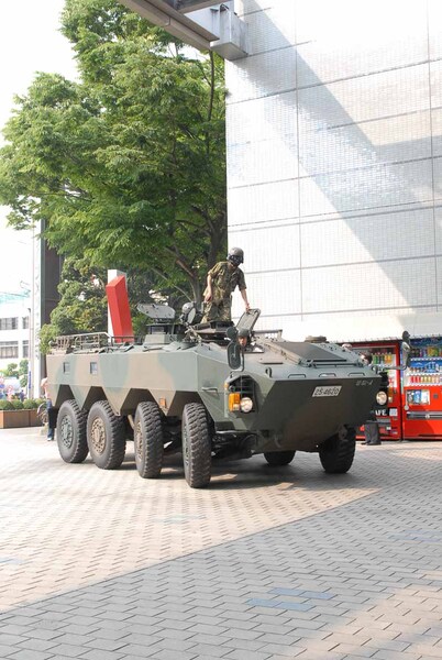 96式装輪装甲車がツインメッセ静岡の展示会場に進入してきたところ