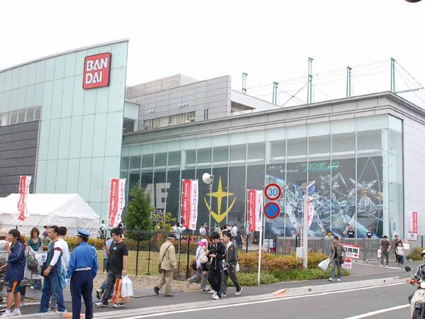バンダイホビーセンターは、静岡鉄道長沼駅すぐの場所にあり、この写真は駅のホームから撮影したものだ